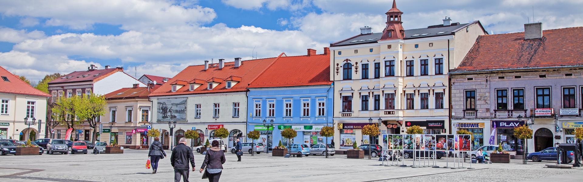 widok na rynek w Oświęcimiu z ratuszem