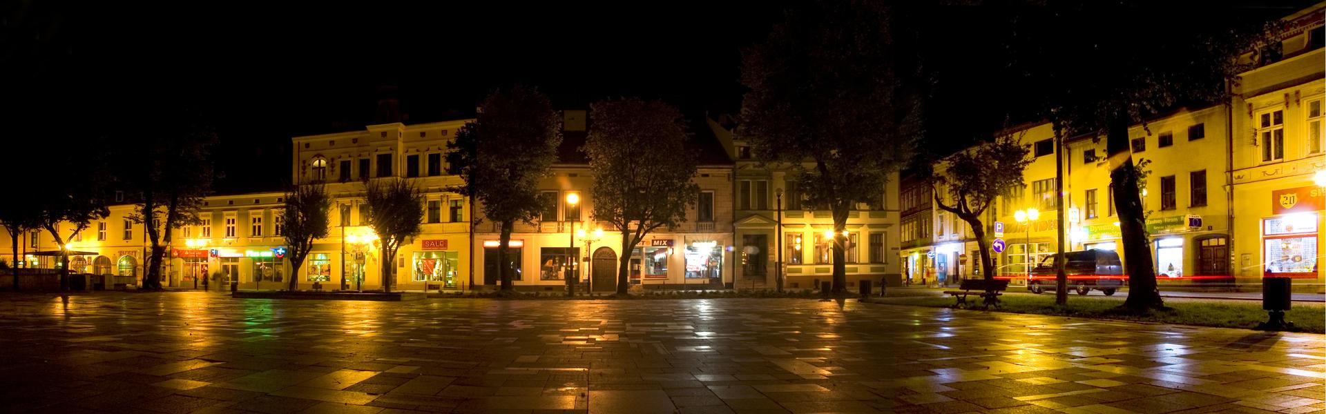 widok na rynek w Oświęcimiu z ratuszem