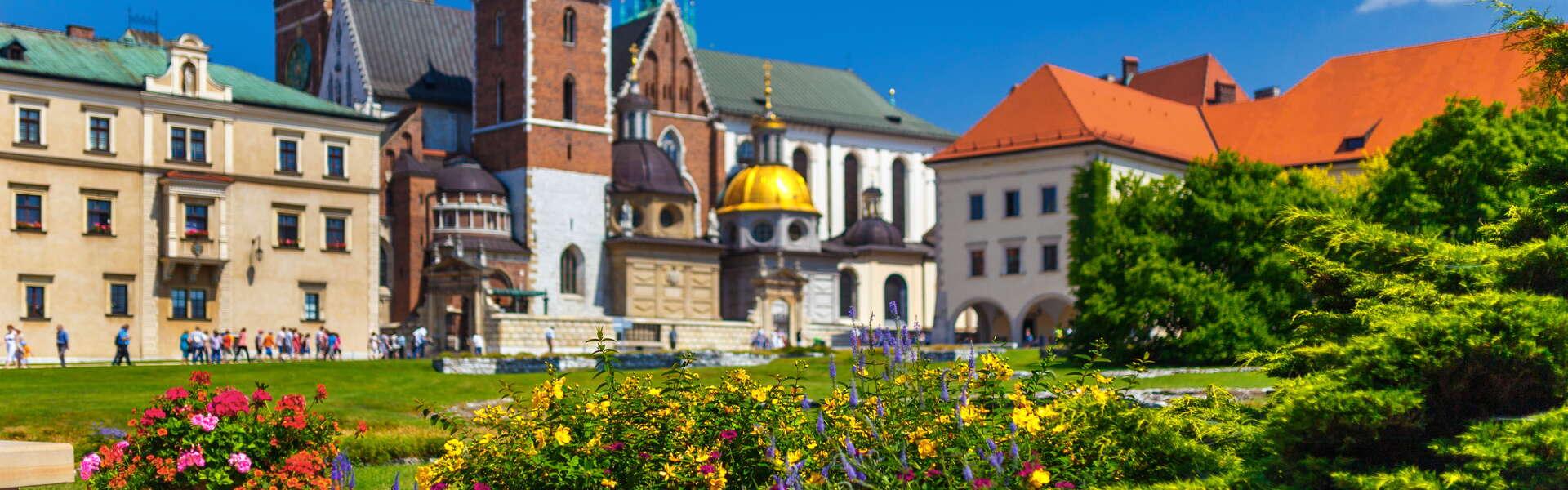 Zamek na Wawelu, ozdobny budynek, z dwoma wieżami, ogród na pierwszym planie.