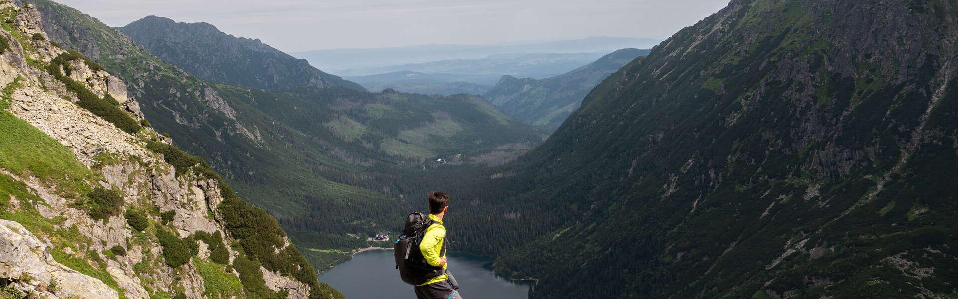 Widok na szczyt o nazwie Mały Giewont, skaliste zbocze porośnięte gdzieniegdzie roślinnością