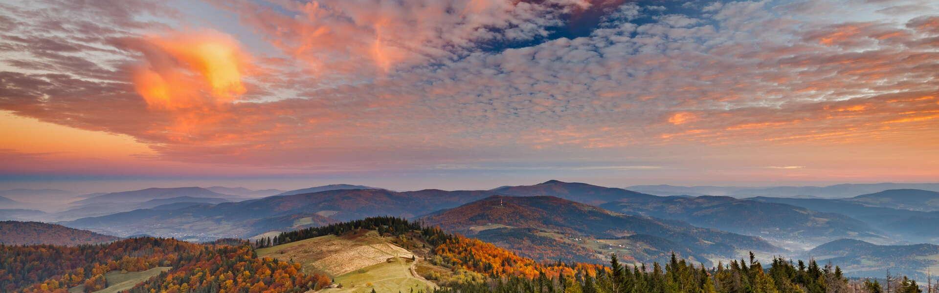 Ein vom Aussichtsturm auf Gorzec aufgenommenes Foto zeigt die Aussicht von Beskidy in ihrer herbstlichen Pracht.