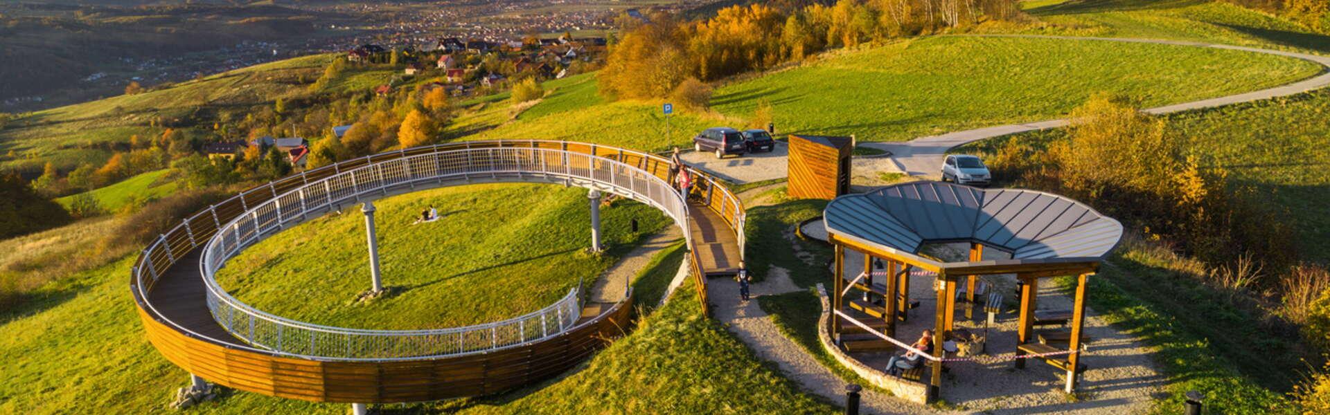 Die Aussichtsplattform in Wola Krogulecka mit einem daneben stehenden Pavillon.